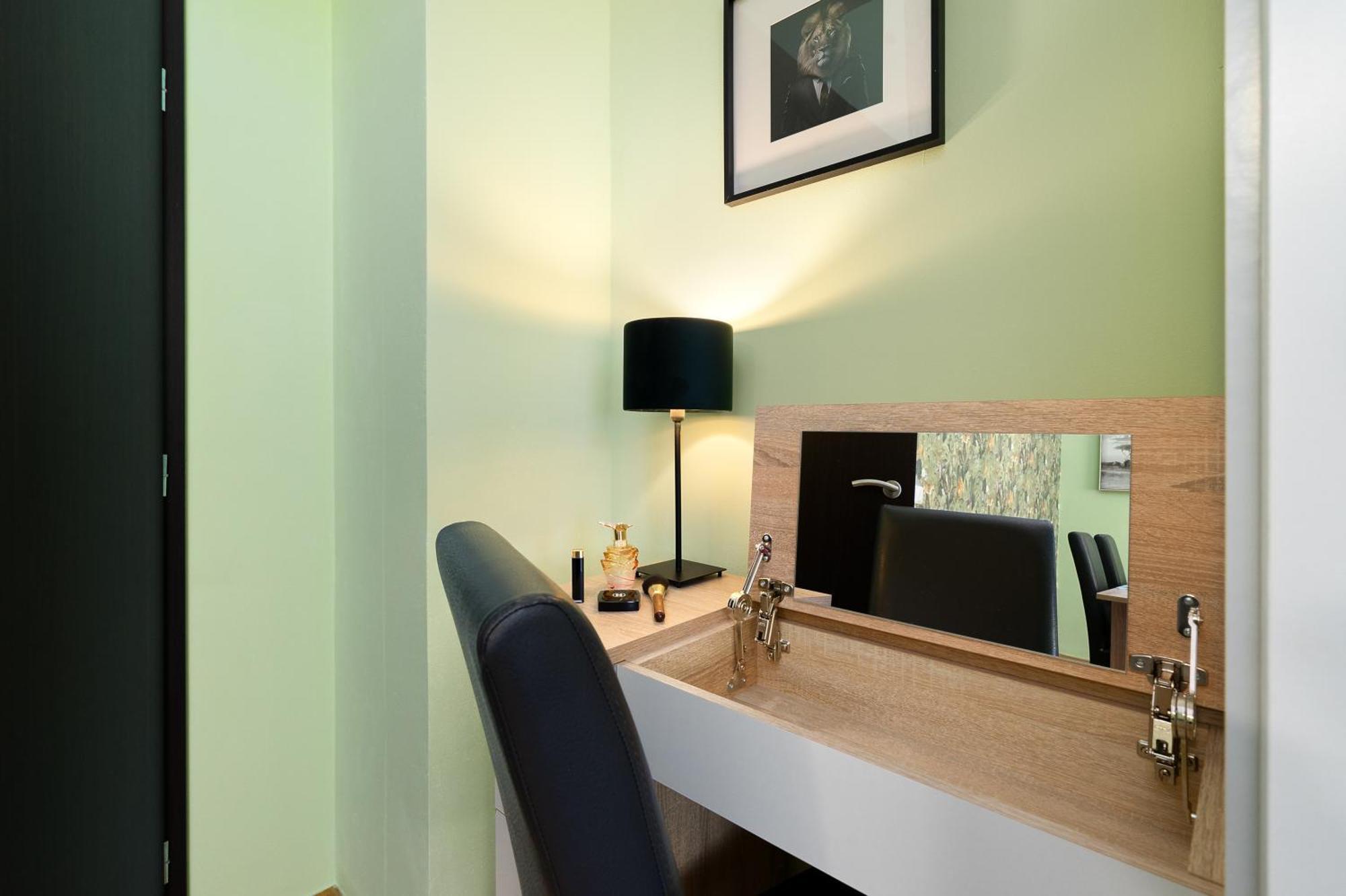 Oasis Apartments At Charles Square Prag Exterior foto